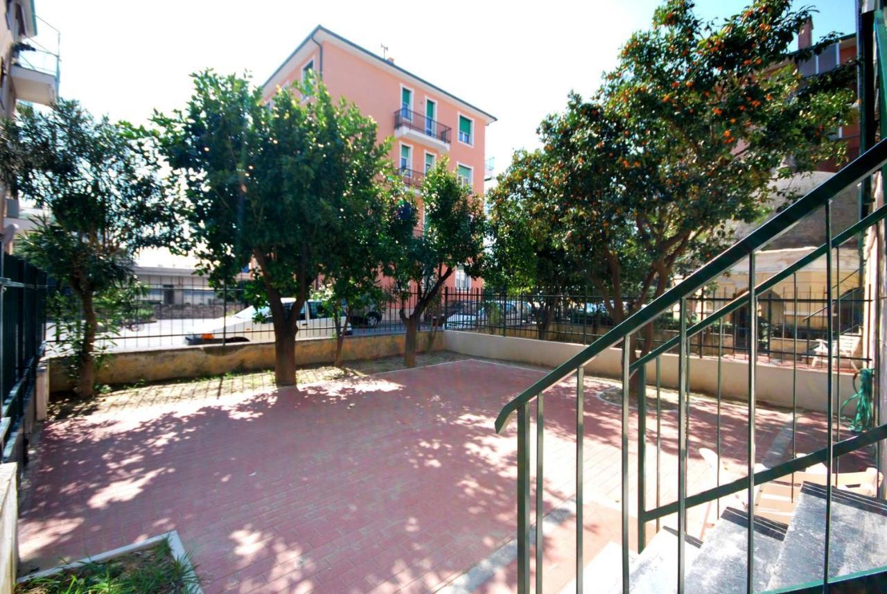 Appartamenti Con Giardino E Posto Auto Per Famiglie Finale Ligure Bagian luar foto