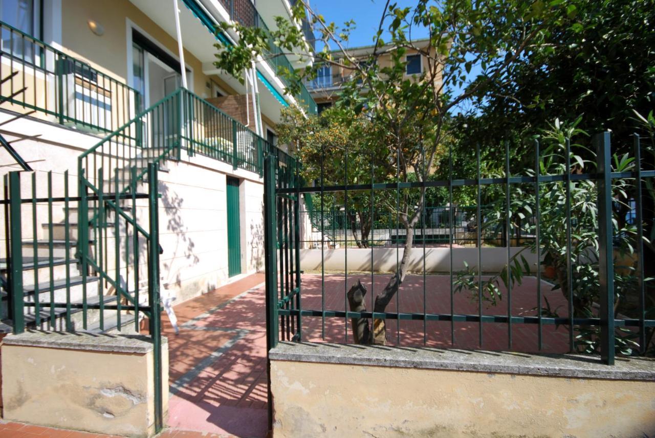Appartamenti Con Giardino E Posto Auto Per Famiglie Finale Ligure Bagian luar foto