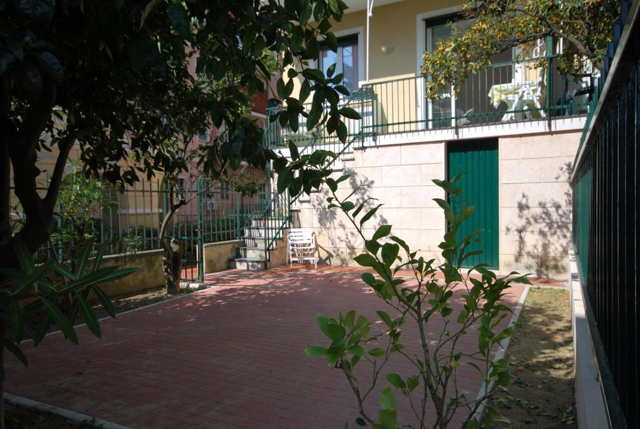 Appartamenti Con Giardino E Posto Auto Per Famiglie Finale Ligure Bagian luar foto