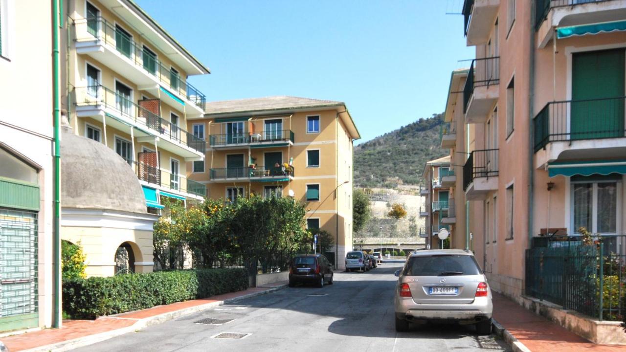 Appartamenti Con Giardino E Posto Auto Per Famiglie Finale Ligure Bagian luar foto